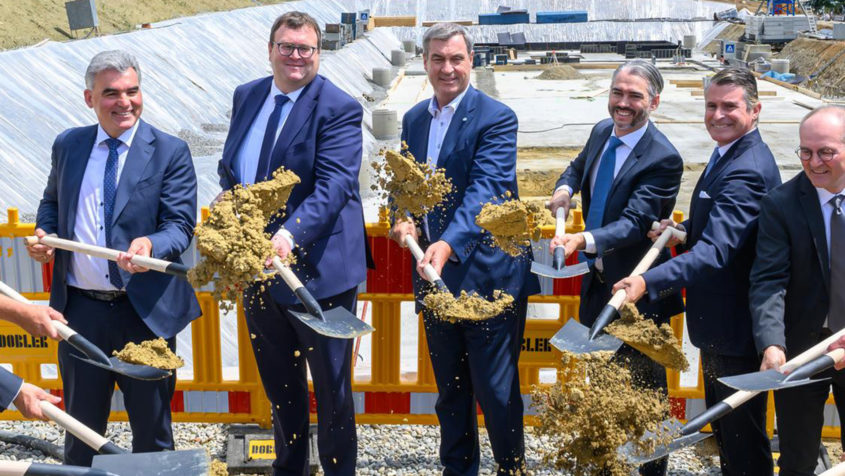 Symbolischer Spatenstich für die Standorterweiterung der Liebherr-Aerospace ...