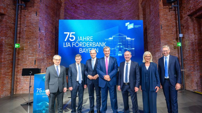 Festakt zu &bdquo;75 Jahre LfA F&ouml;rderbank Bayern&ldquo; (v.l.n.r.): Der stellvertretende Vorsitzende des Vorstands der LfA F&ouml;rderbank Bayern, Hans Peter G&ouml;ttler, der Vorstandsvorsitzende der LfA F&ouml;rderbank Bayern, Dr. Bernhard Schwab, Finanzminister Albert F&uuml;racker, Ministerpr&auml;sident Dr. Markus S&ouml;der, Wirtschaftsminister Hubert Aiwanger, Arbeitsministerin Ulrike Scharf und das Mitglied des Vorstands der LfA F&ouml;rderbank Bayern, Stefan H&ouml;ck.