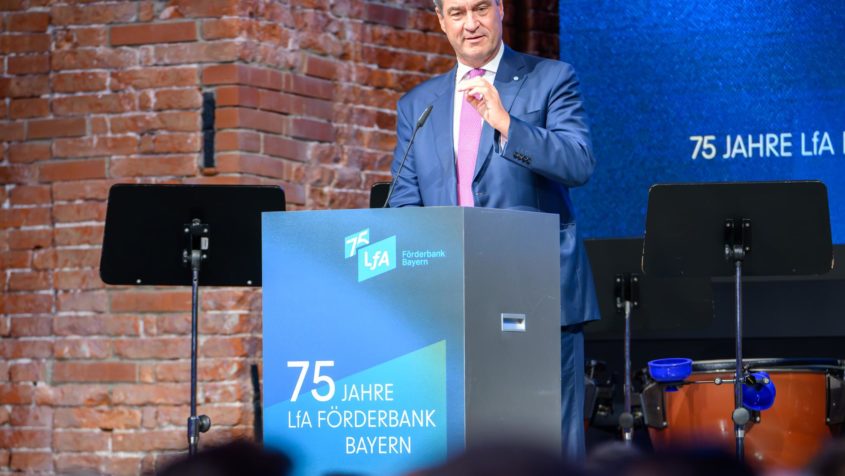 Ministerpr&auml;sident Dr. Markus S&ouml;der: "Bayern f&ouml;rdert Wirtschaft und Wachstum: Die LfA F&ouml;rderbank Bayern ist ein Turbolader der Wirtschaft. Herzlichen Gl&uuml;ckwunsch und Dank zu 75 Jahren Einsatz f&uuml;r den Freistaat! Mit unserer strategischen Wirtschaftspolitik haben wir Bayern vom Agrar- zum Hightech-Land entwickelt. Die LfA begleitet das als starker Partner &ndash; vom Wiederaufbau nach dem Zweiten Weltkrieg bis zur F&ouml;rderung von Mittelstand, Innovation und Start-ups."