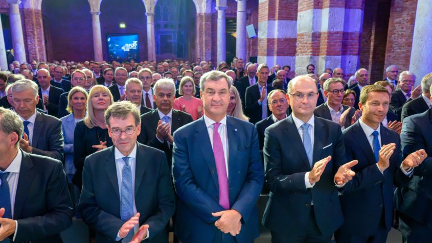 Der Vorstandsvorsitzende der LfA F&ouml;rderbank Bayern, Dr. Bernhard Schwab, Ministerpr&auml;sident Dr. Markus S&ouml;der, Finanzminister Albert F&uuml;racker und der Pr&auml;sident zum Sparkassenverband Bayern, Matthias Die&szlig;l (v.l.n.r.) in der Allerheiligen-Hofkirche der Residenz M&uuml;nchen.