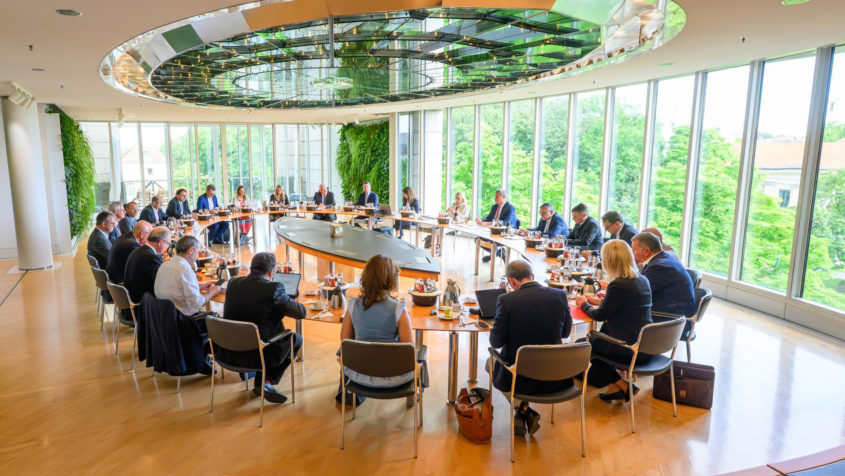 Die Sitzung des Ministerrates unter Leitung von Ministerpräsident Dr. Markus Söder findet im Ministerratssaal der Bayerischen Staatskanzlei statt.