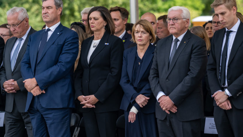 Gedenkveranstaltung anl&auml;sslich des 10. Jahrestags des Attentats am M&uuml;nchner Olympia-Einkaufszentrum (v.l.n.r.): Innenminister Joachim Herrmann, Ministerpr&auml;sident Dr. Markus S&ouml;der, Landtagspr&auml;sidentin Ilse Aigner, Elke B&uuml;denbender, Bundespr&auml;sident Frank-Walter Steinmeier und M&uuml;nchens Oberb&uuml;rgermeister Dominik Krause.
