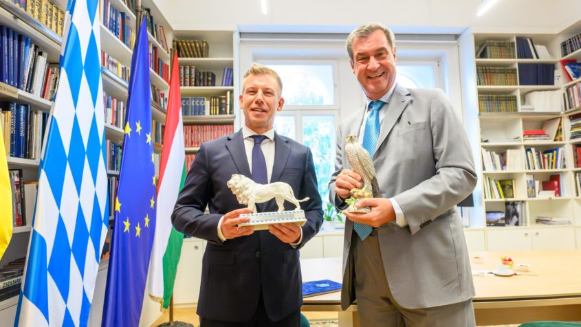 Der ungarische Ministerpräsident Péter Magya mit einem bayerischen ...