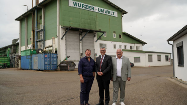 Bei seinem Besuch bei der Wurzer Umwelt GmbH in Eitting wird Staatsminister Dr. Florian Herrmann (Mitte) unter anderem vom Betriebsleiter Edwin Lambert (rechts) empfangen. &copy; Wurzer Umwelt GmbH