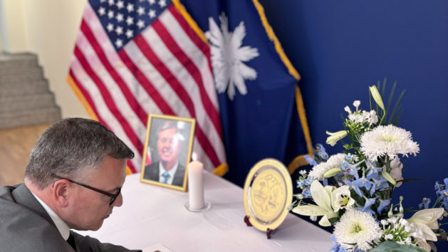 Staatsminister Dr. Florian Herrmann tr&auml;gt sich in das Kondolenzbuch f&uuml;r den verstorbenen US-Senator Lindsey Graham ein.